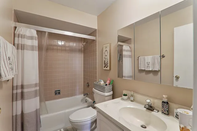 $240,000 | 801 79th Street, Unit 405, Darien, IL 60561