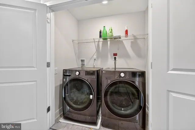 a view of entryway with washer and dryer