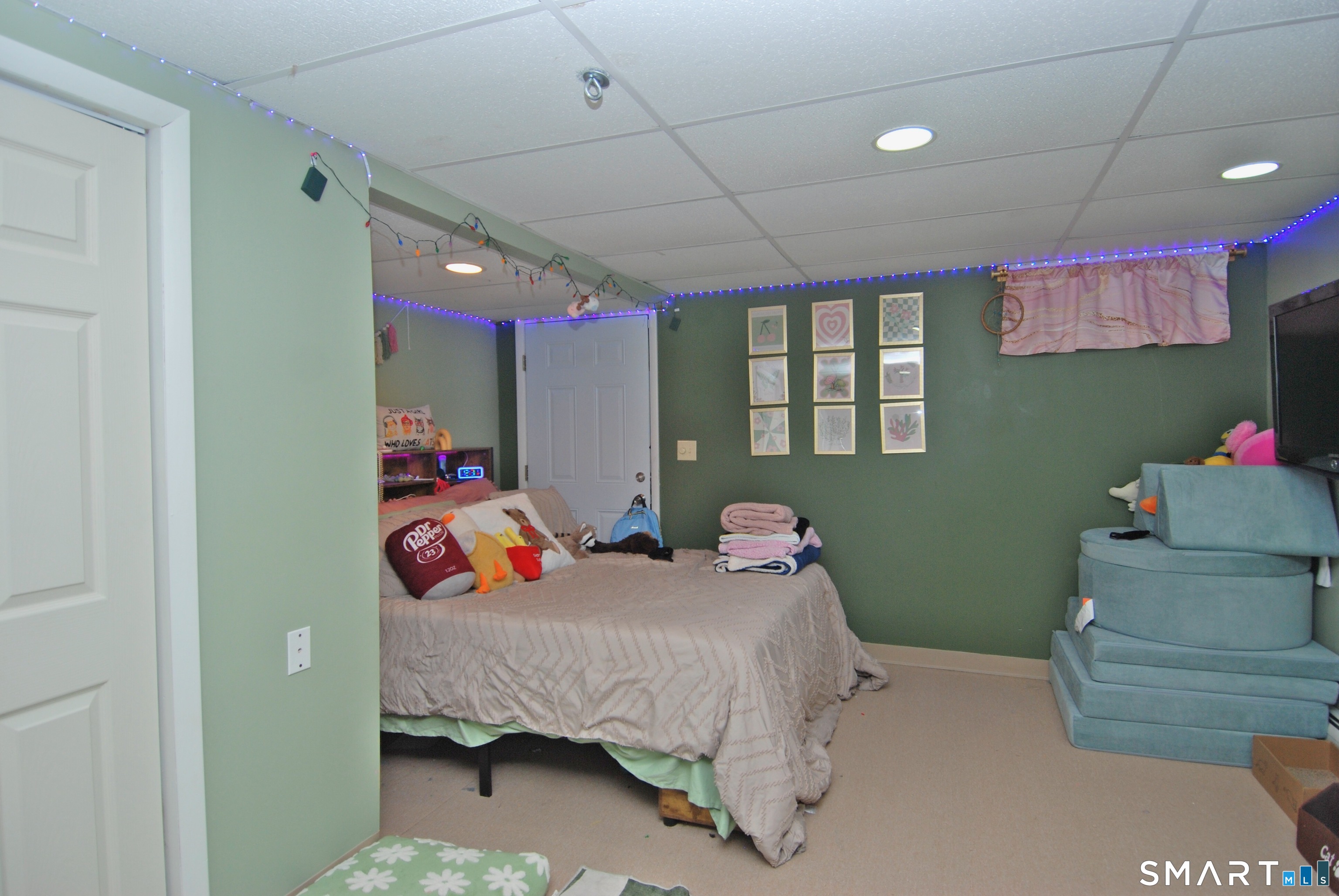 321 Greens Loop, Unit 321 Cheshire, CT 06410 - Photo 20 of 24 a bedroom with two beds and a potted plant