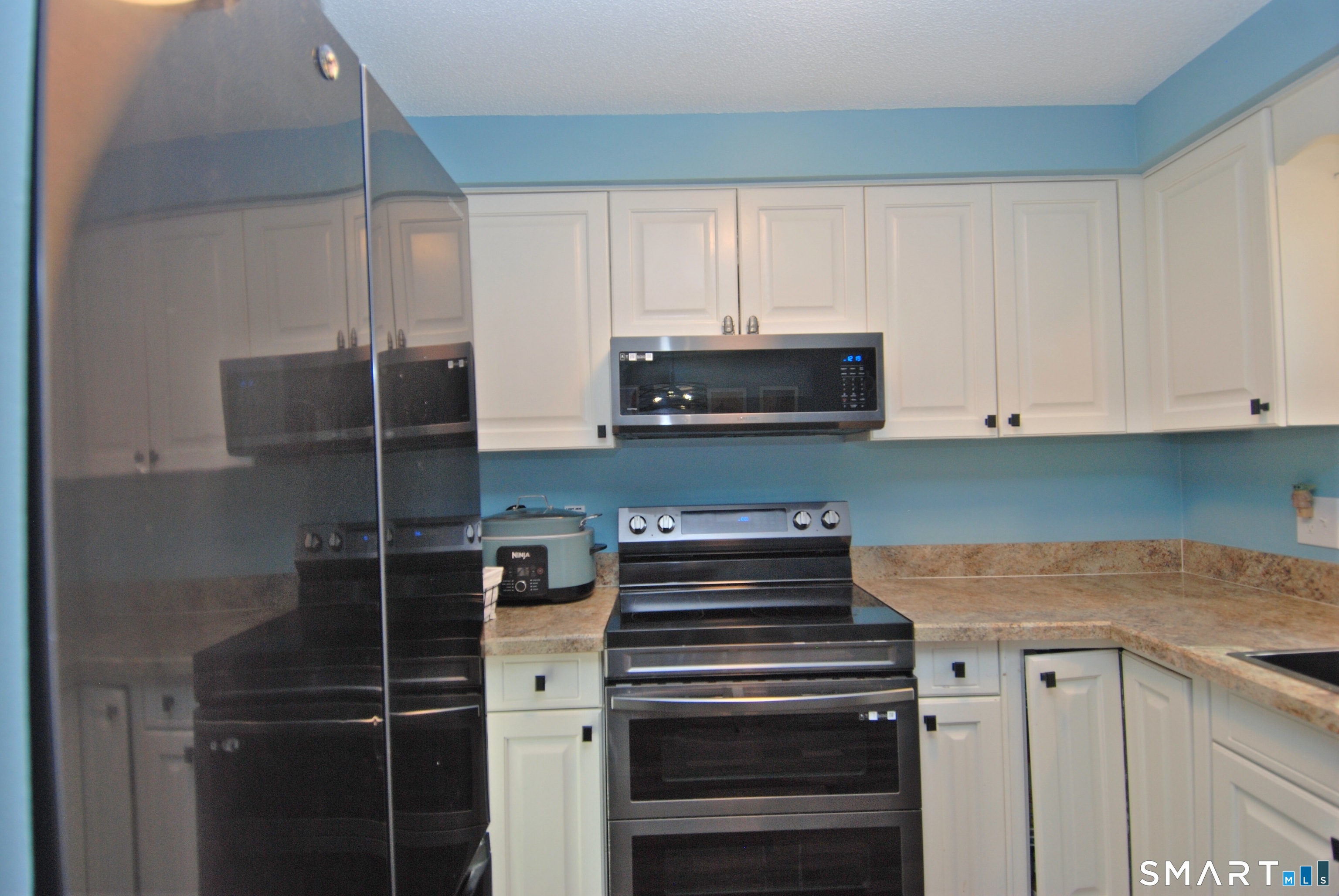 321 Greens Loop, Unit 321 Cheshire, CT 06410 - Photo 7 of 24 a kitchen with appliances and cabinets