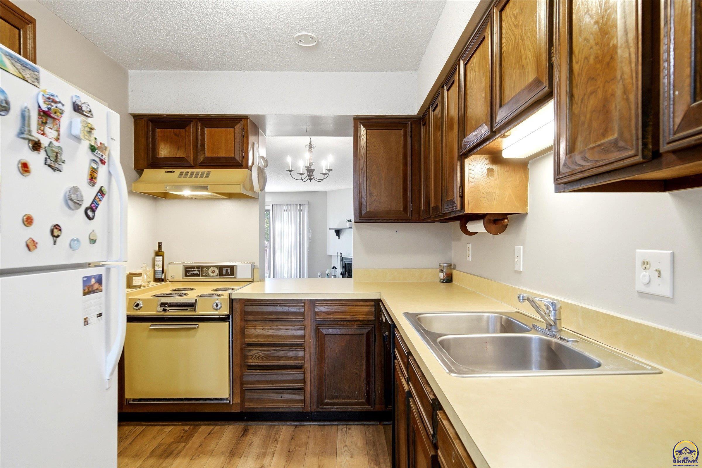 4503 Southwest 33rd Terrace Topeka, KS 66614 - Photo 12 of 35