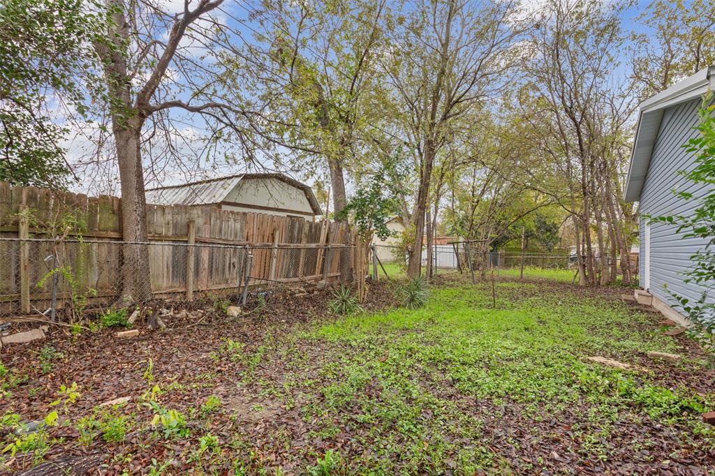 1029 North 45th Street Waco, TX 76710 - Photo 35 of 35 a backyard of a house with lots of green space
