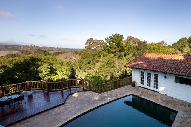 a view of an entryway with washer and dryer