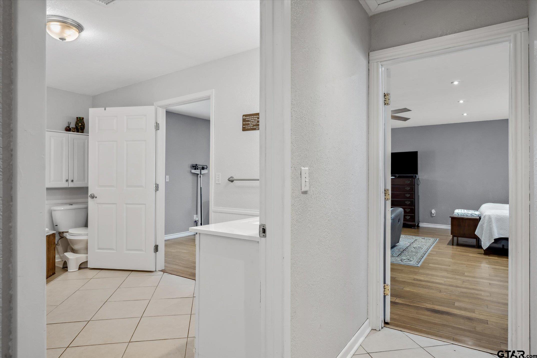 542 South Houston Street Edgewood, TX 75117 - Photo 28 of 37 a view of a living room