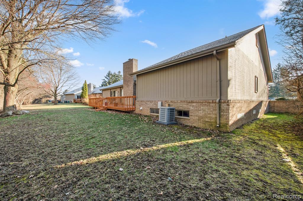 5700 Ridgewood Road West Bloomfield, MI 48322 - Photo 12 of 37