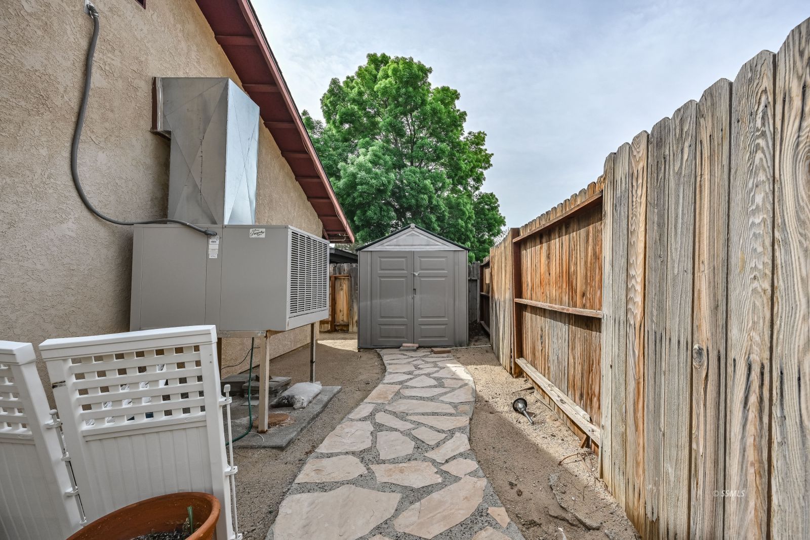 131 Chambers Street Ridgecrest, CA 93555 - Photo 26 of 28 a balcony view with a backyard space