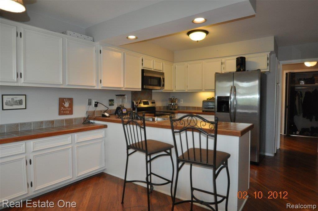960 Brookwood Lane East, Unit 2 Rochester, MI 48309 - Photo 4 of 15 Eat-in Area & Breakfast Bar