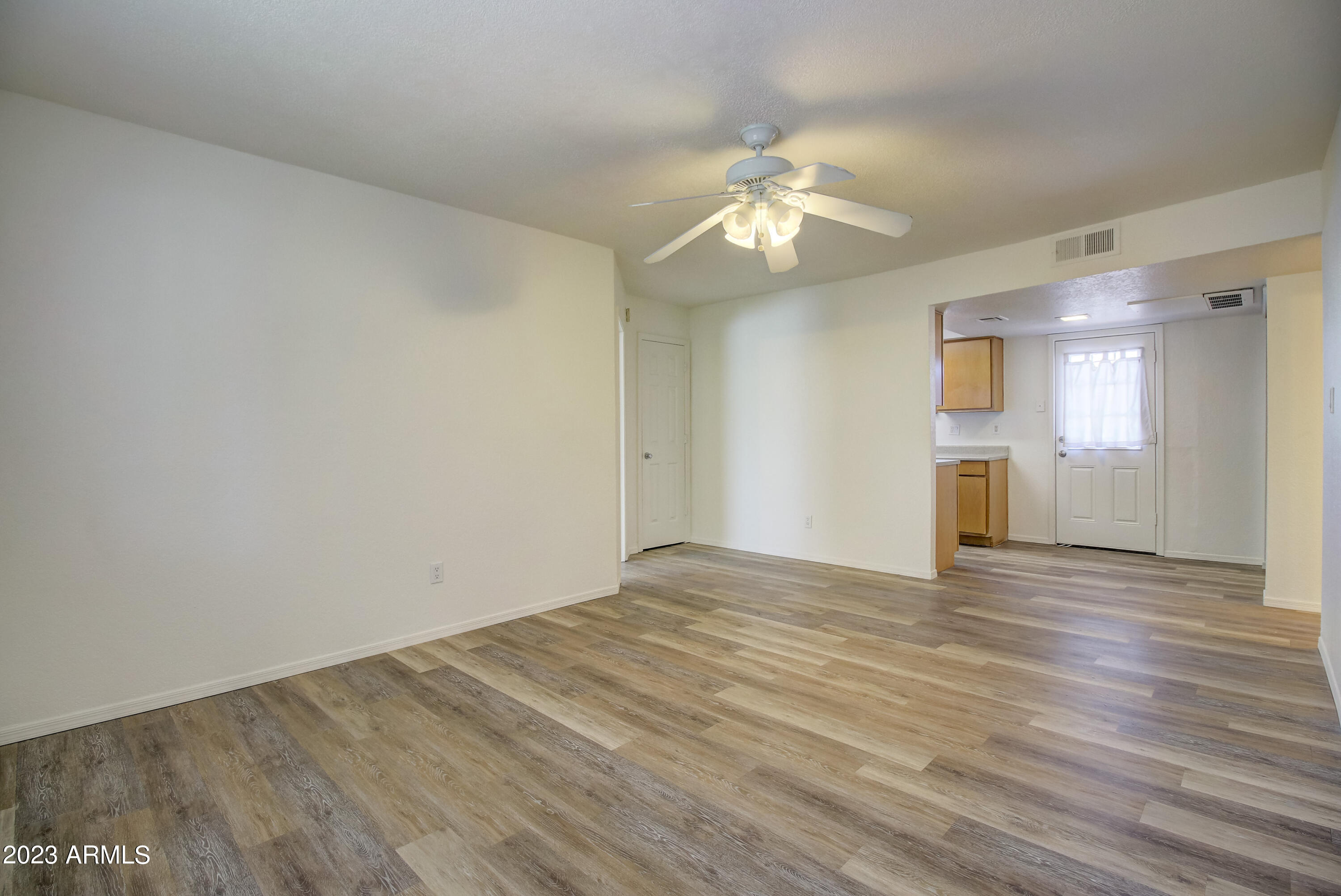 1336 East Mountain View Road, Unit 106 Phoenix, AZ 85020 - Photo 6 of 15 Great room 3
