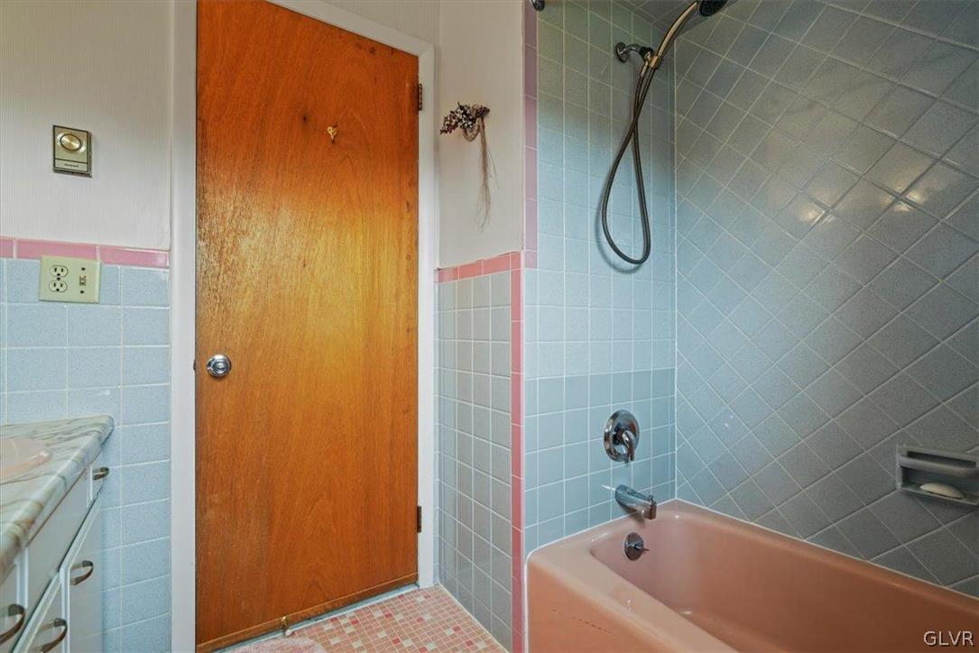 1205 Stark Road Bethlehem, PA 18017 - Photo 40 of 49 Full Bath 2nd Floor