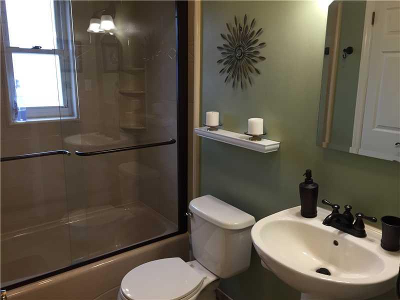 515 Manhasset Road Baldwin, PA 15227 - Photo 11 of 22 Full Bath.