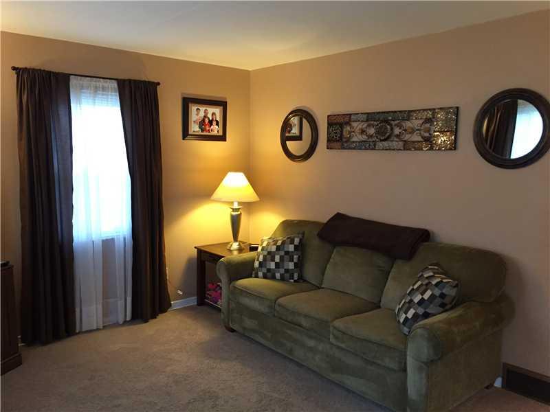 515 Manhasset Road Baldwin, PA 15227 - Photo 4 of 22 Living Room.