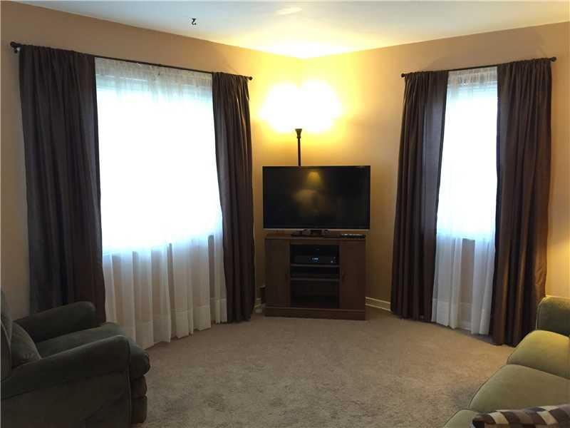 515 Manhasset Road Baldwin, PA 15227 - Photo 5 of 22 Living Room.