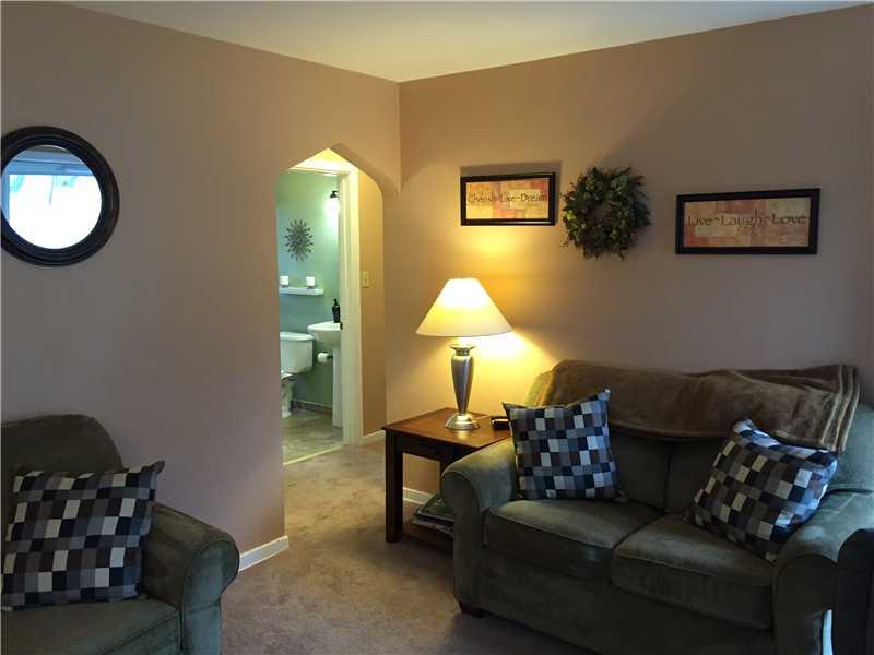 515 Manhasset Road Baldwin, PA 15227 - Photo 6 of 22 Living Room.