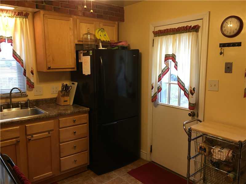 515 Manhasset Road Baldwin, PA 15227 - Photo 10 of 22 Kitchen.