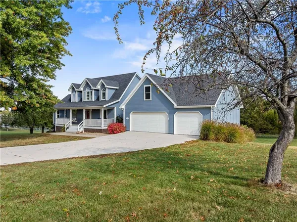 $590,000 | 15145 Lakeport Lane, Smithville, MO 64089