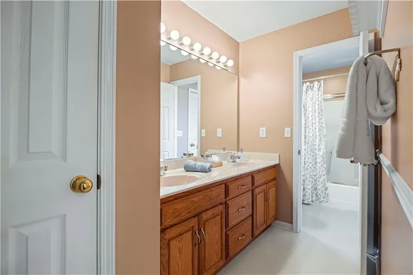 $590,000 | 15145 Lakeport Lane, Smithville, MO 64089