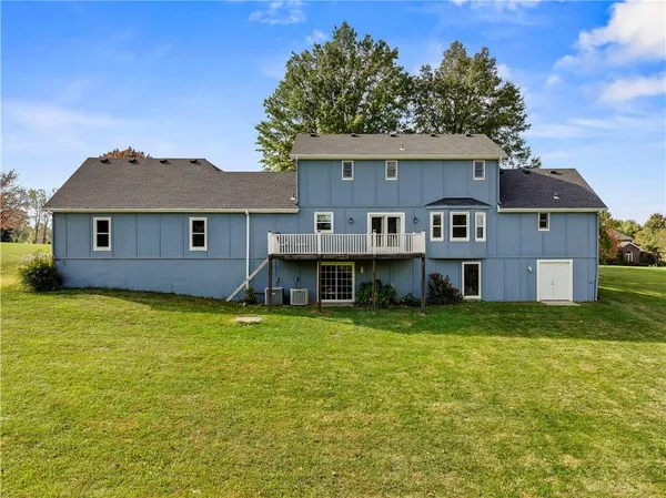 $590,000 | 15145 Lakeport Lane, Smithville, MO 64089