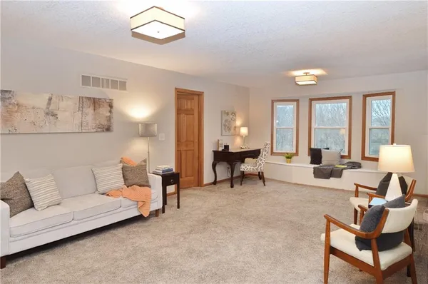 $590,000 | 15145 Lakeport Lane, Smithville, MO 64089