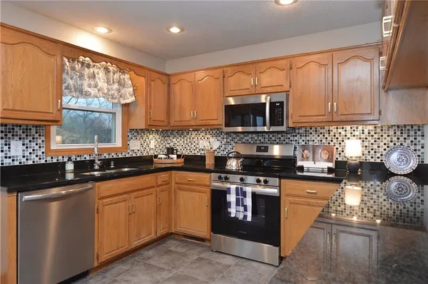 $590,000 | 15145 Lakeport Lane, Smithville, MO 64089