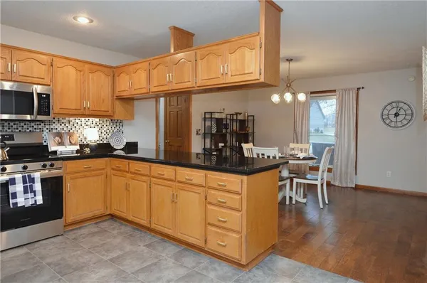 $590,000 | 15145 Lakeport Lane, Smithville, MO 64089