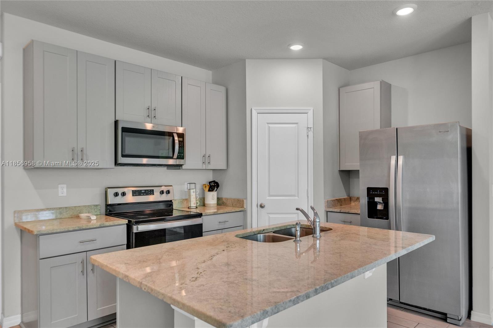 3506 Joshua Tree Street Palm Springs, FL 33461 - Photo 13 of 46