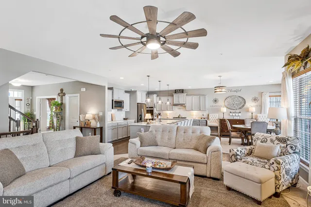a large kitchen with kitchen island a large island in it