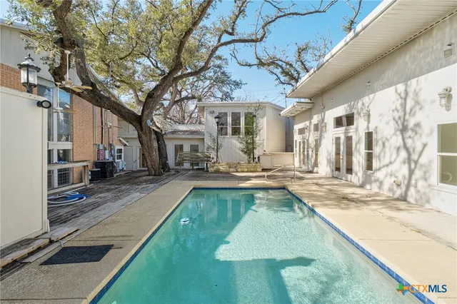 a view of a entrance door of the house