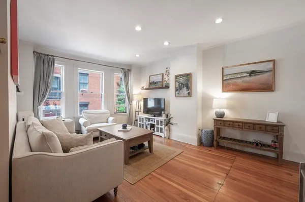 $4,250 | 106 Myrtle Street, Unit 5, Boston, MA 02114