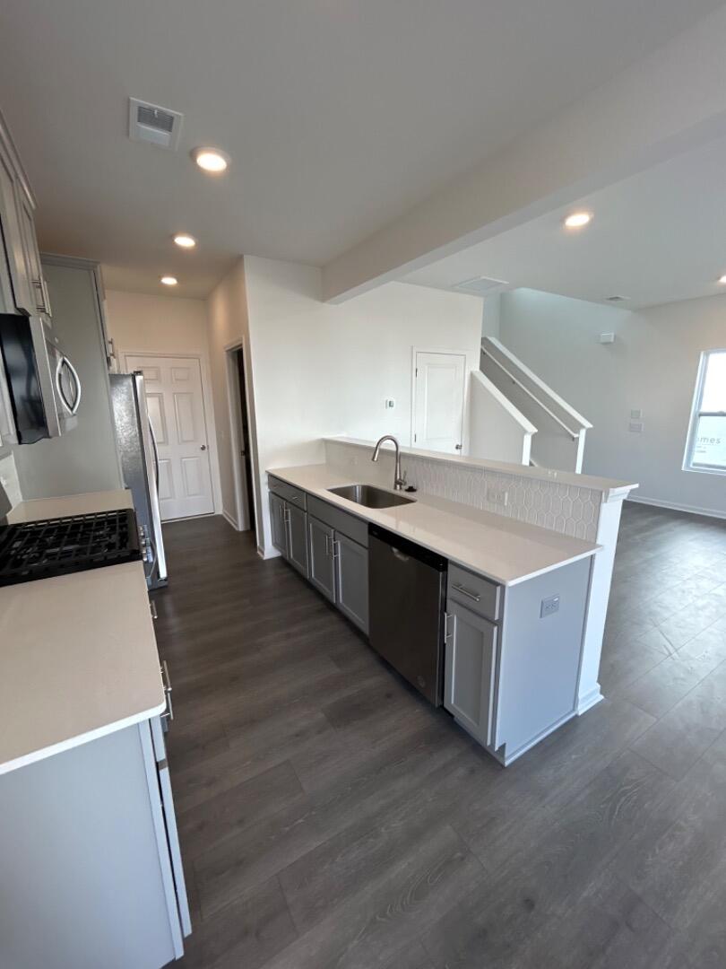 327 Surfbird Road Summerville, SC 29486 - Photo 2 of 9 1709762724531_IMG_1998