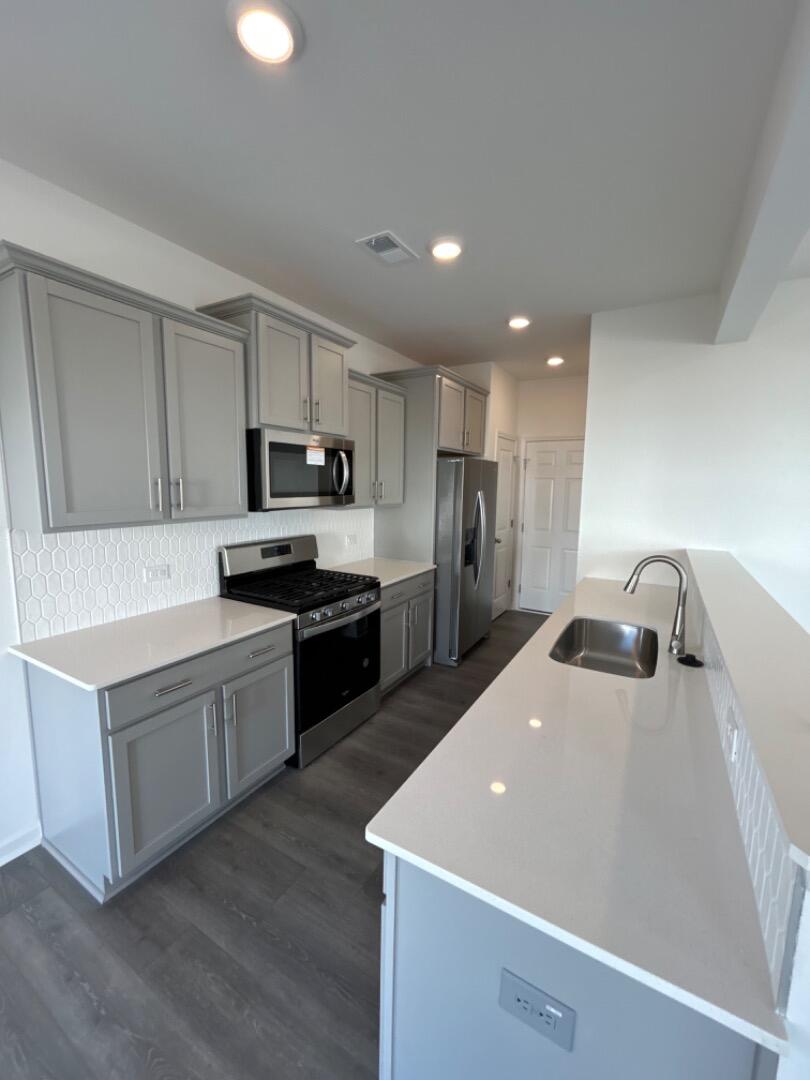 327 Surfbird Road Summerville, SC 29486 - Photo 3 of 9 1709762723601_IMG_1996