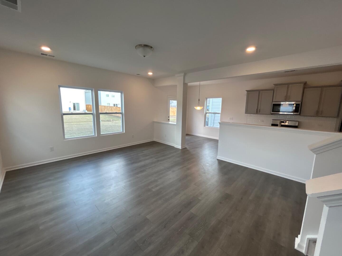 327 Surfbird Road Summerville, SC 29486 - Photo 8 of 9 1709762740175_IMG_2039