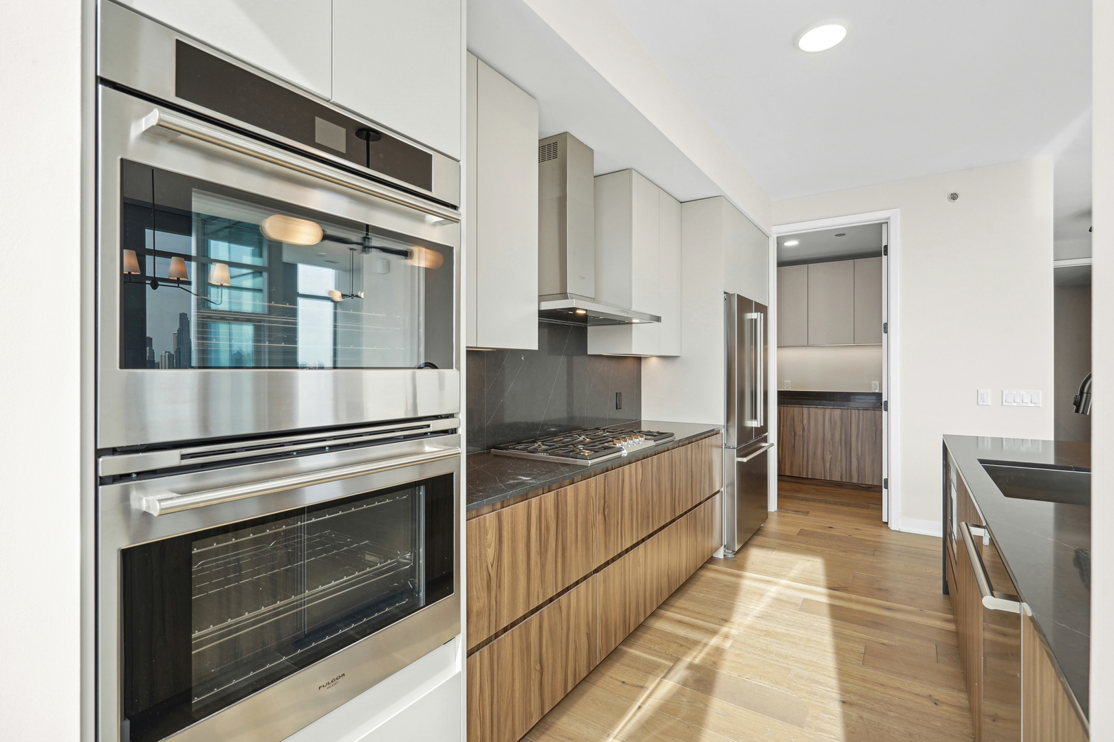 1114 West Carroll Avenue, Unit PH3203 Chicago, IL 60607 - Photo 3 of 36