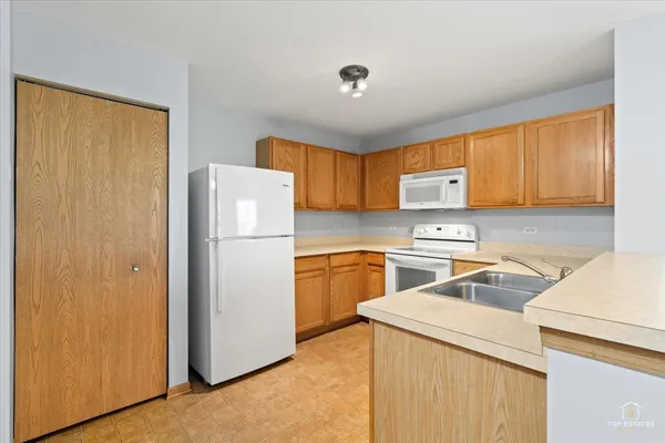 $1,750 | 1515 Silverstone Drive, Unit 1515, Carpentersville, IL 60110