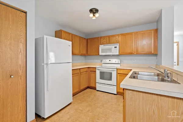 $1,750 | 1515 Silverstone Drive, Unit 1515, Carpentersville, IL 60110