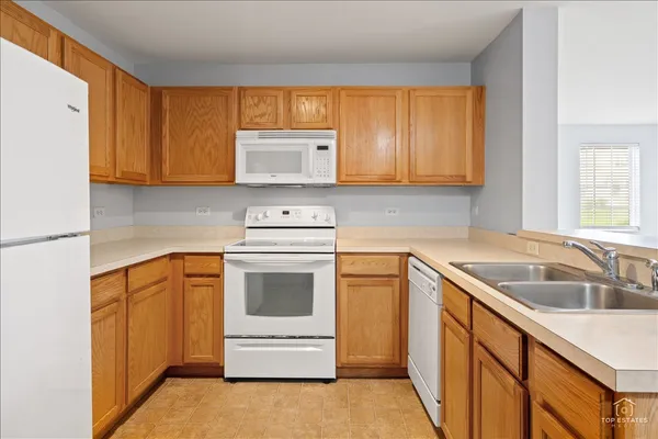 $1,750 | 1515 Silverstone Drive, Unit 1515, Carpentersville, IL 60110