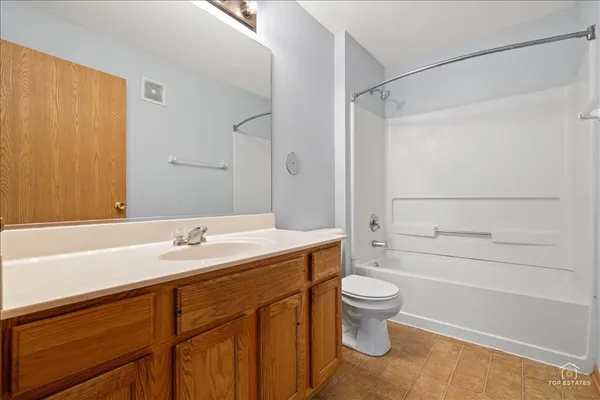 $1,750 | 1515 Silverstone Drive, Unit 1515, Carpentersville, IL 60110