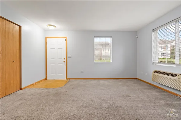 $1,750 | 1515 Silverstone Drive, Unit 1515, Carpentersville, IL 60110