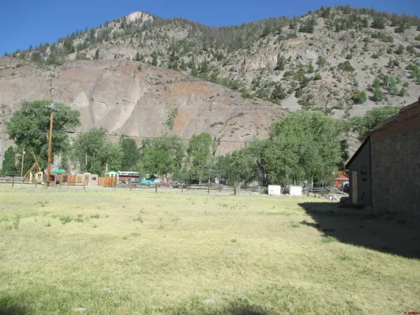 a view of back yard of the house
