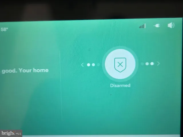 a view of entryway with garden