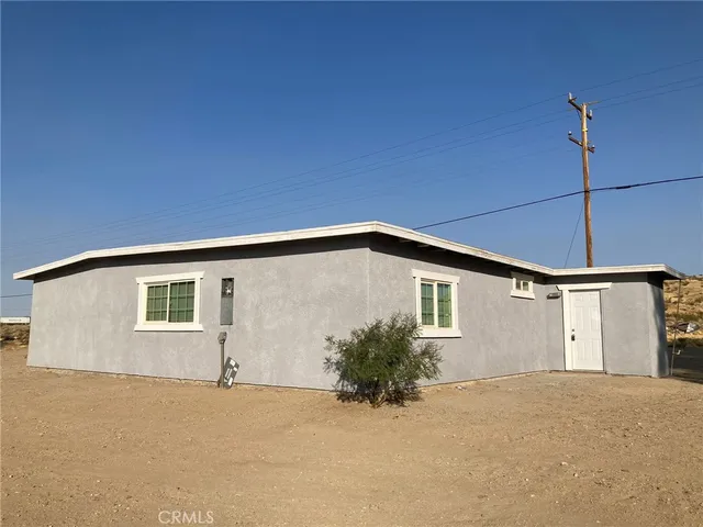 a view of an house with backyard and plants