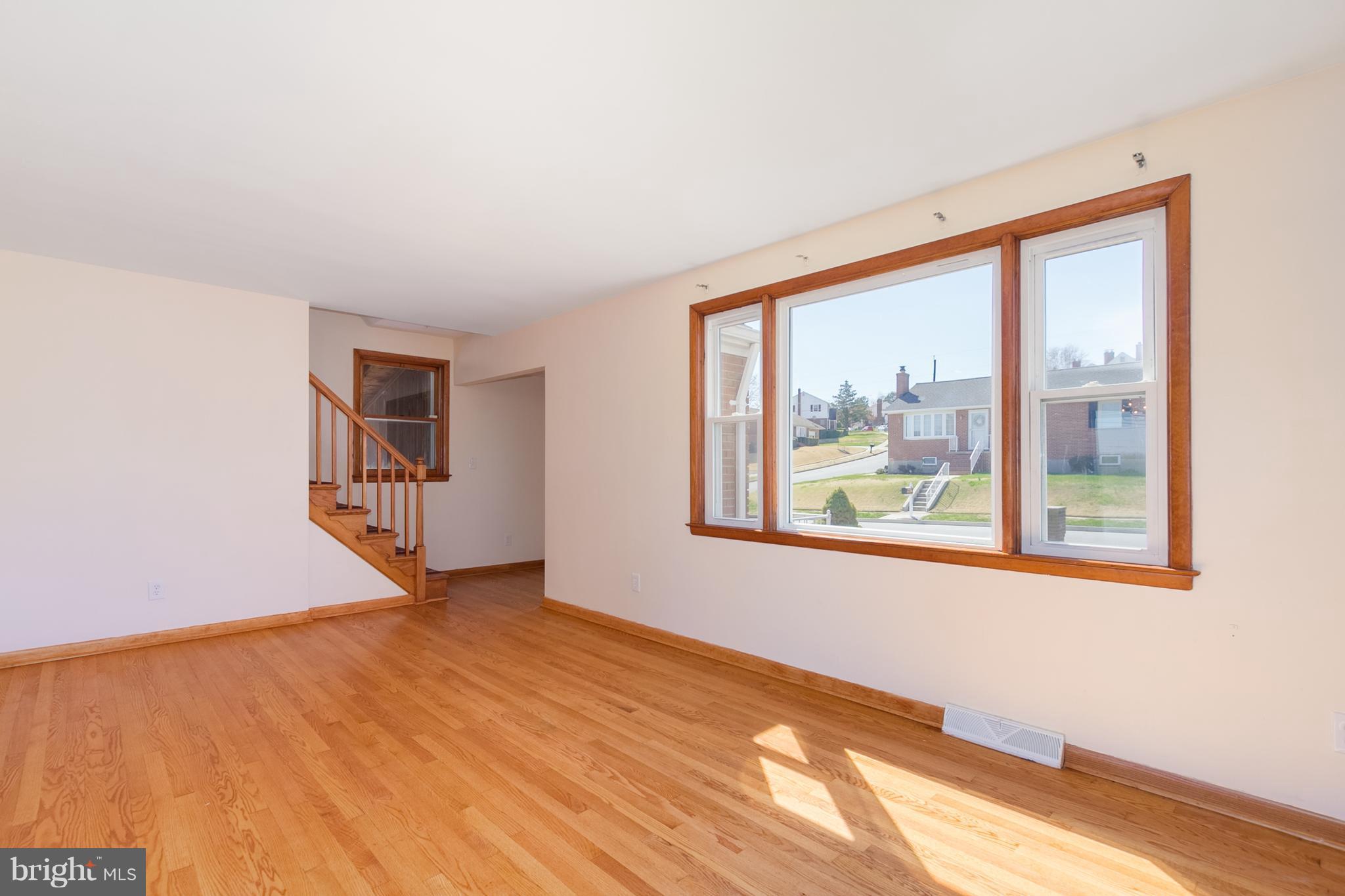 8113 Sagramore Road Baltimore, MD 21237 - Photo 7 of 27 Living Room