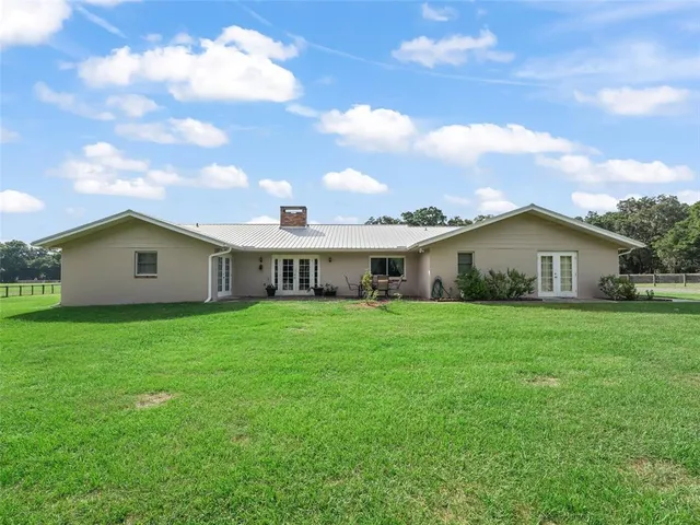 a view of a house with backyard and garden
