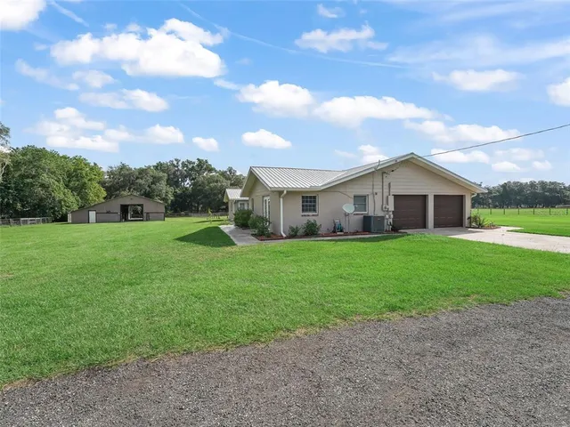 a view of a house with backyard and garden