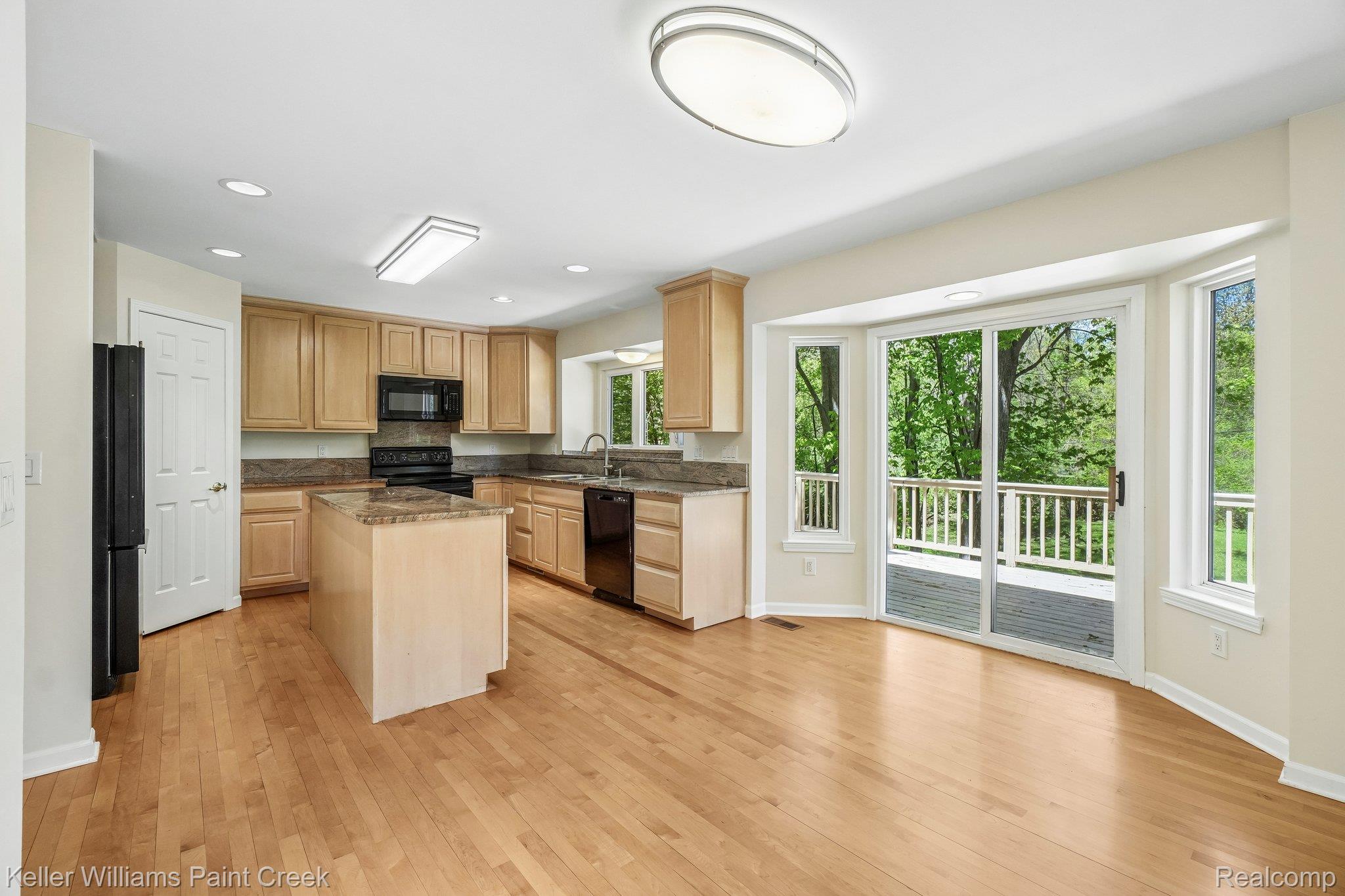 1358 Potomac Drive Rochester, MI 48306 - Photo 7 of 24 Maple Cabinets & Granite Counters