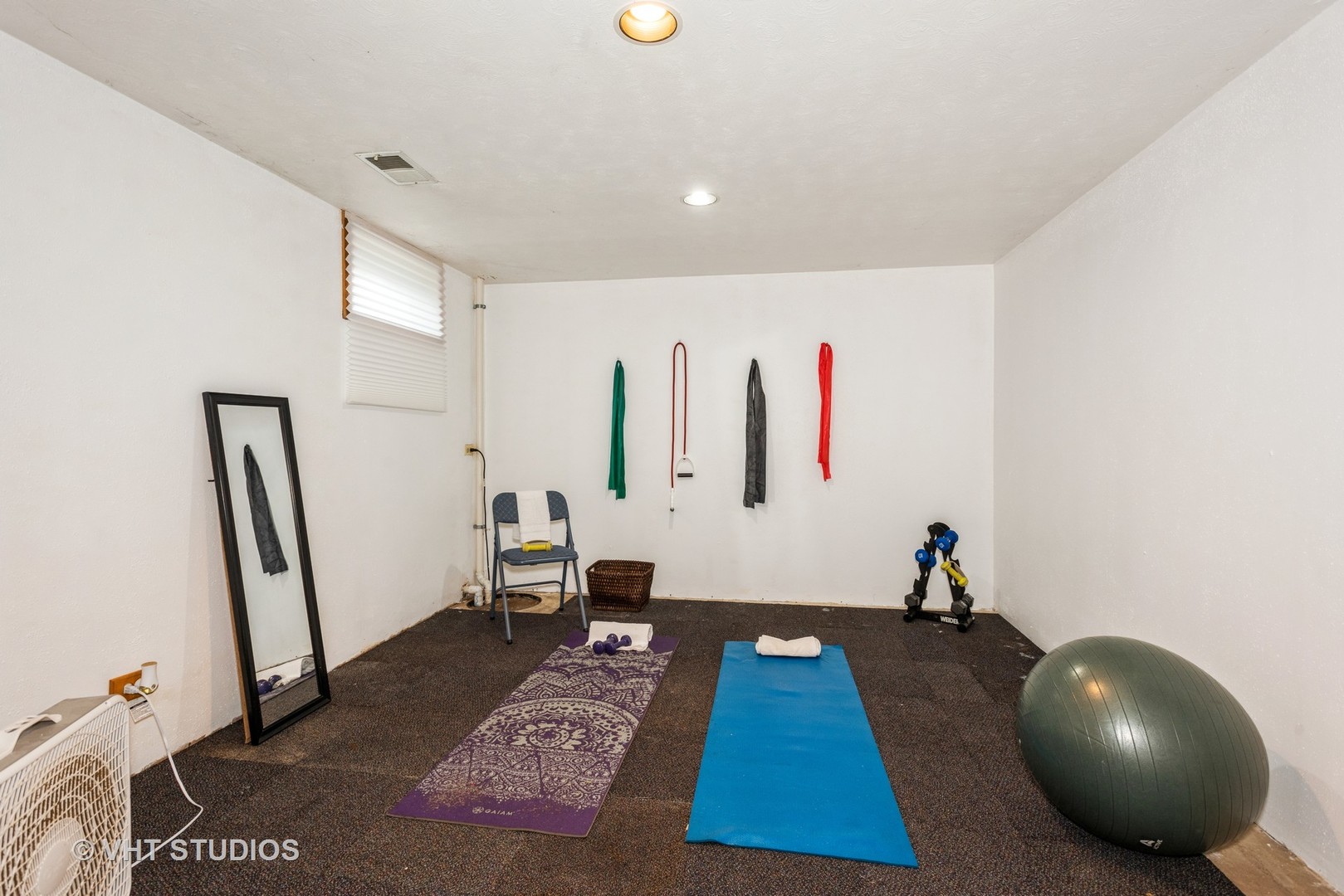 577 Yellowstone Drive Elgin, IL 60123 - Photo 22 of 30 a room with furniture and a rug