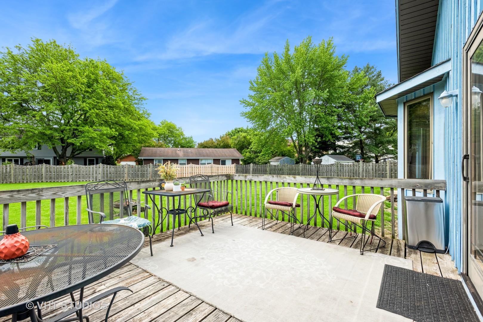 577 Yellowstone Drive Elgin, IL 60123 - Photo 24 of 30 a view of an outdoor sitting area