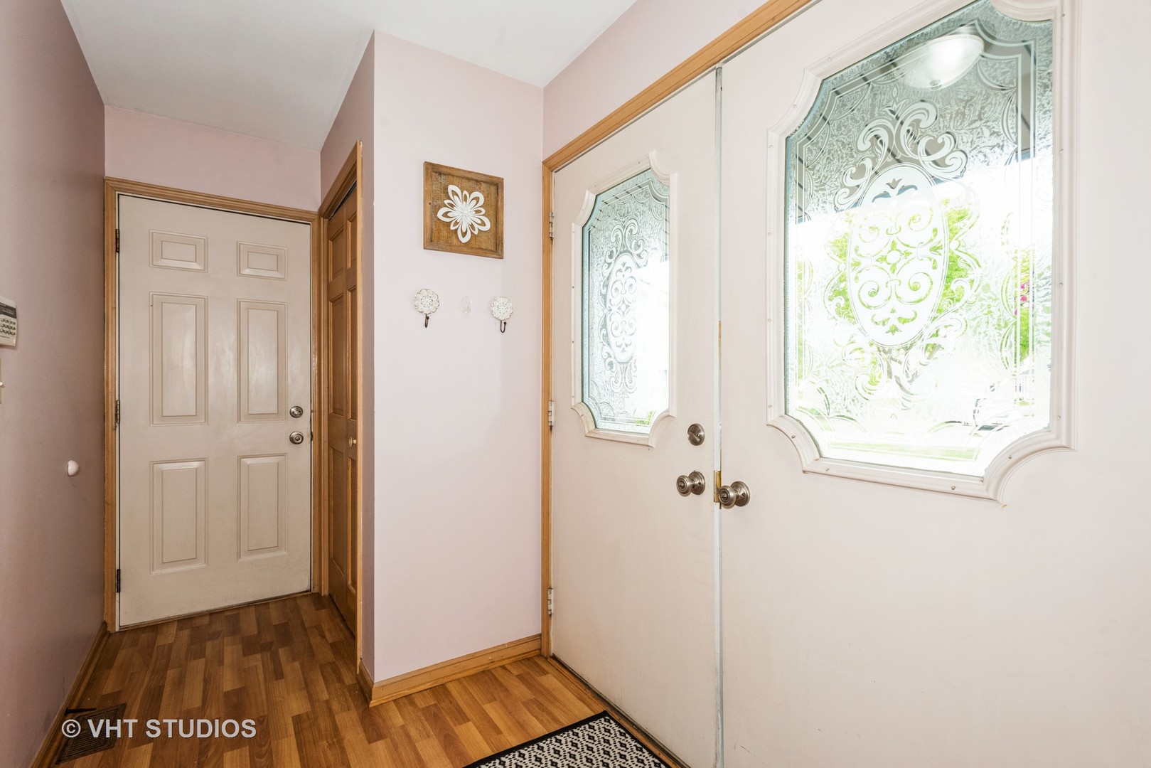 577 Yellowstone Drive Elgin, IL 60123 - Photo 4 of 30 a view of a bathroom with a shower