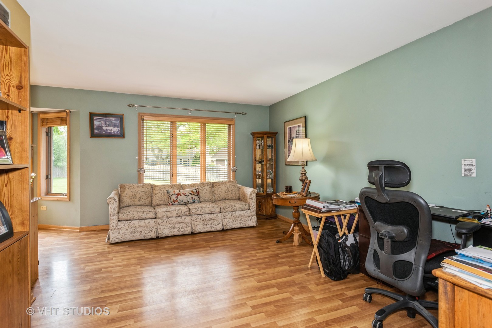 577 Yellowstone Drive Elgin, IL 60123 - Photo 6 of 30 a living room with furniture rug and wooden floor