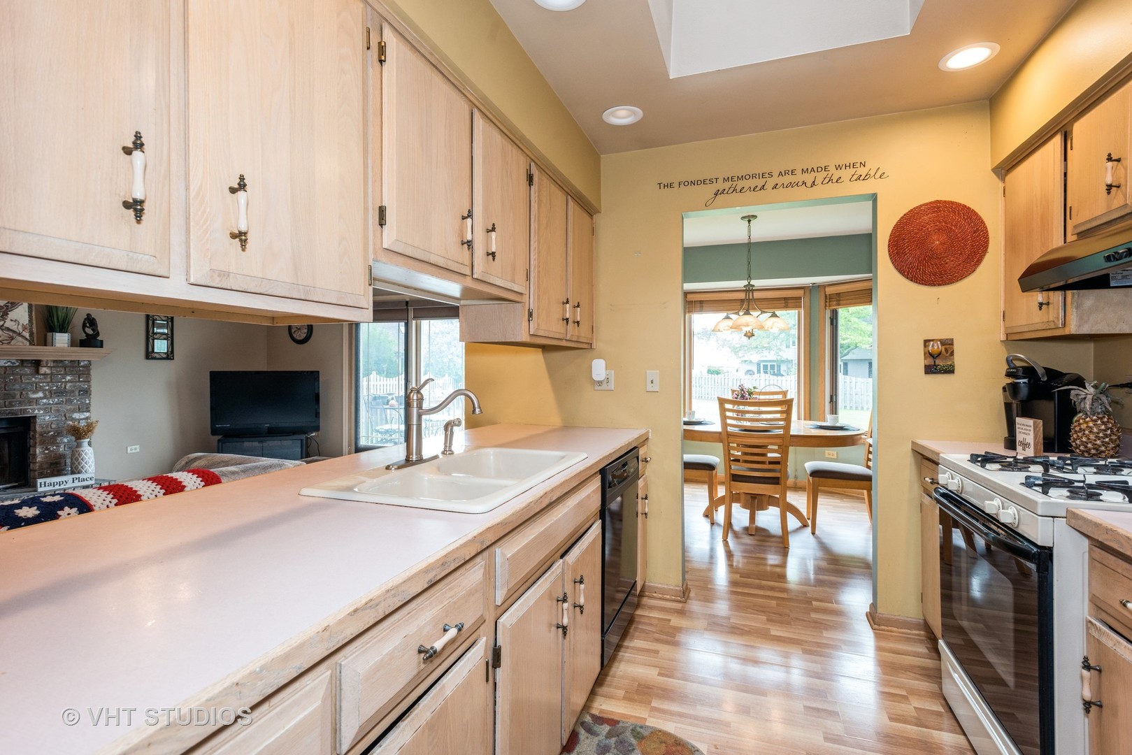 577 Yellowstone Drive Elgin, IL 60123 - Photo 9 of 30 a kitchen with stainless steel appliances a stove a sink and a cabinets