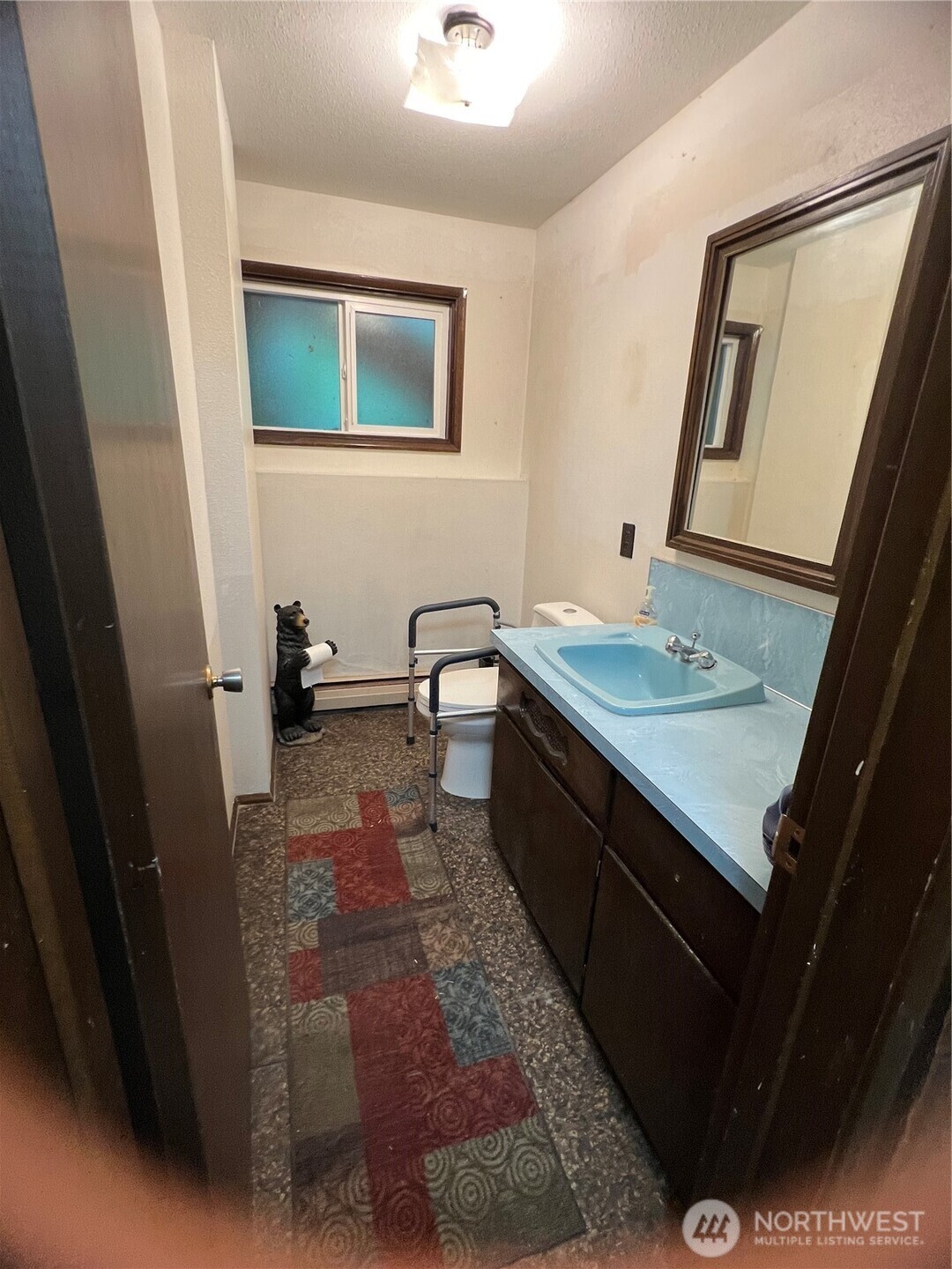 452 Lincoln Creek Road Centralia, WA 98531 - Photo 18 of 25 a bathroom with a sink a mirror and a bathtub
